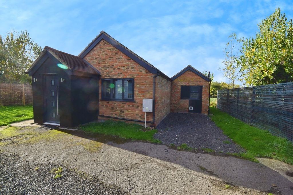 Property photo 1 of 8 Apple Tee Front