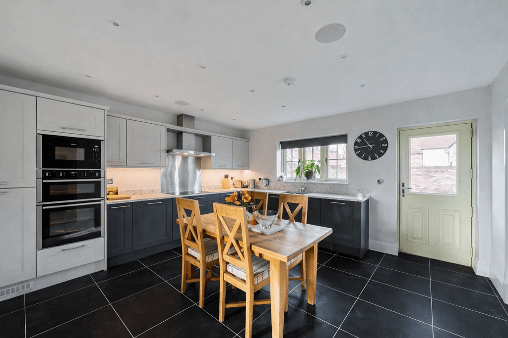 Property photo 1 of 7 3 Bed Semi-Detached House To Rent Temple Close, London Se28