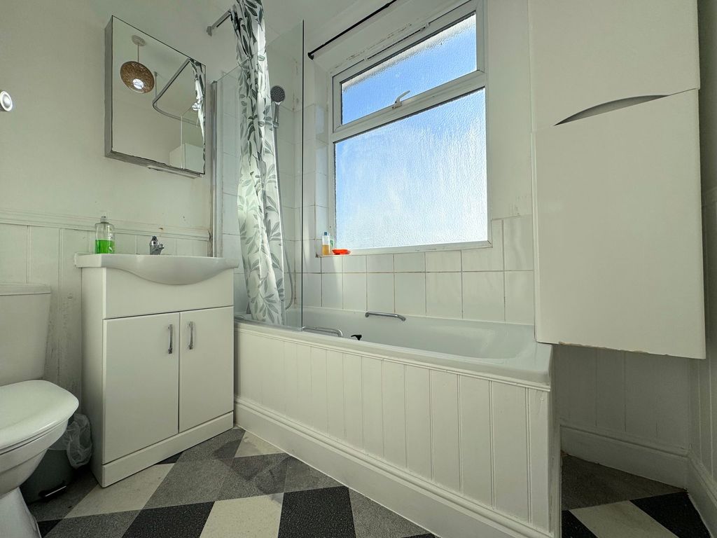 Property photo 3 of 12 Family Bathroom