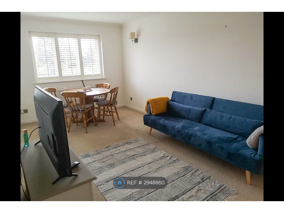 Property photo 1 of 10 Spacious Living Room With Sofabed And Dining Table
