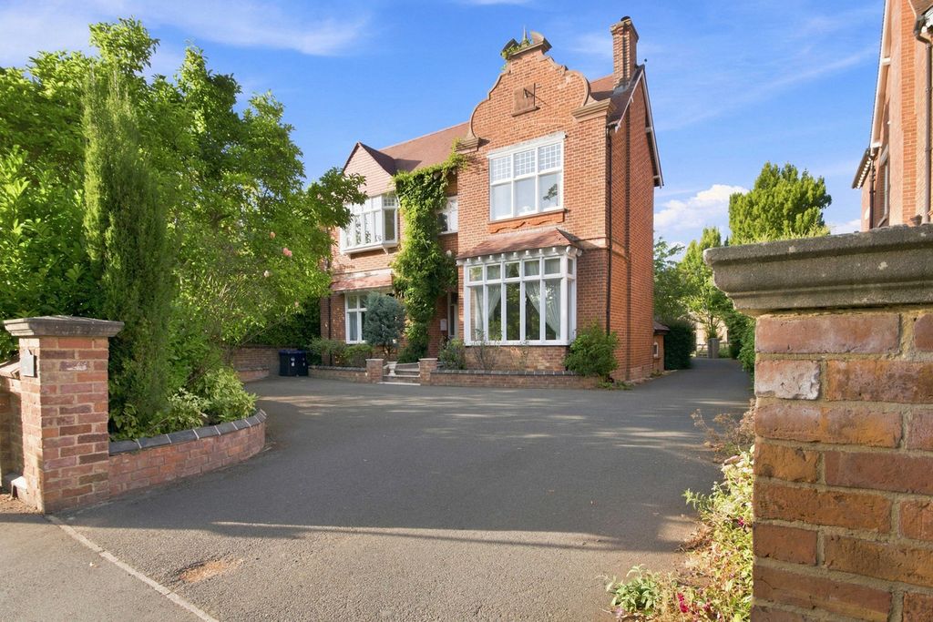 Property photo 1 of 28