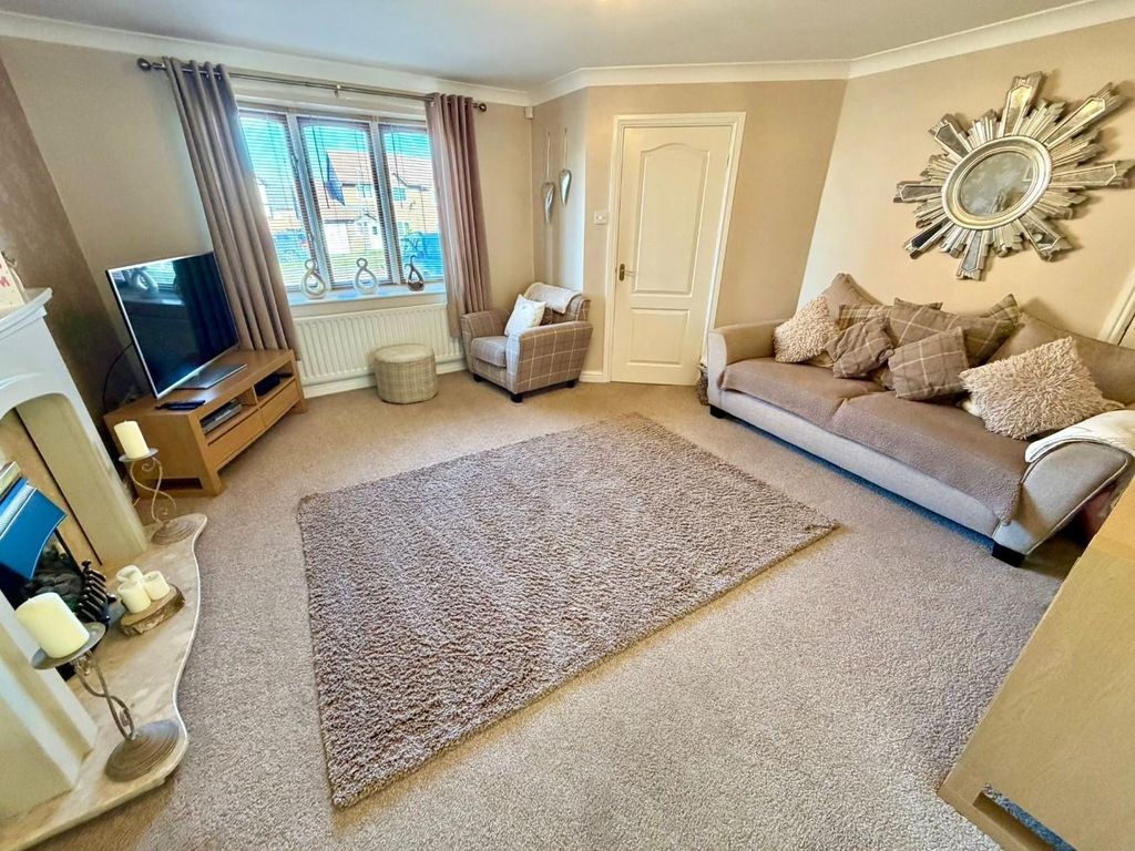 Property photo 3 of 18 Lounge