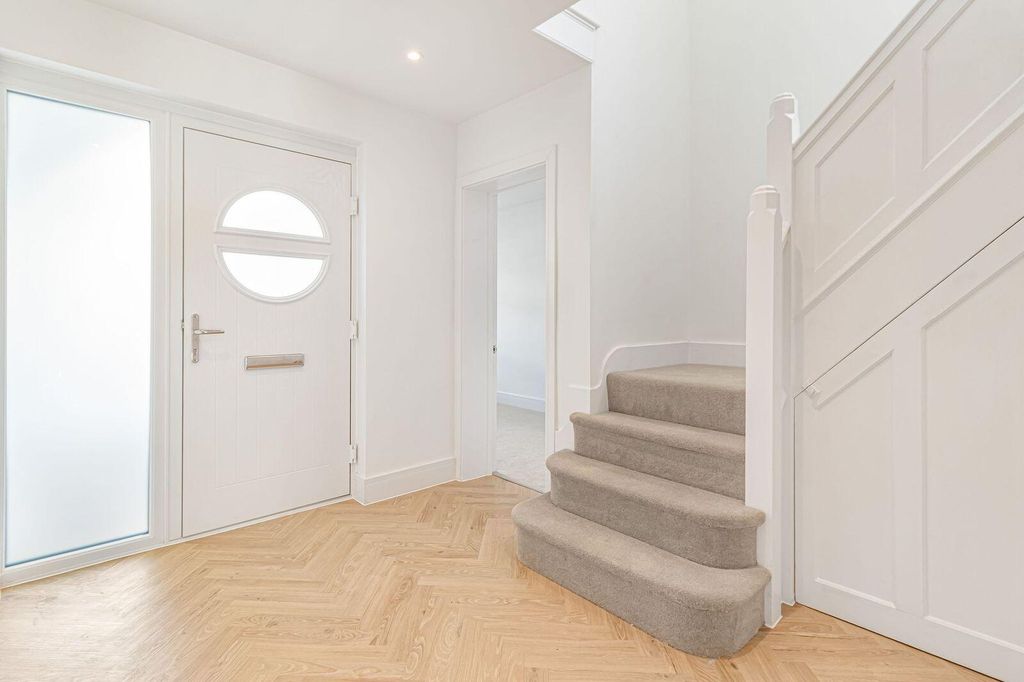 Property photo 3 of 36 Hallway