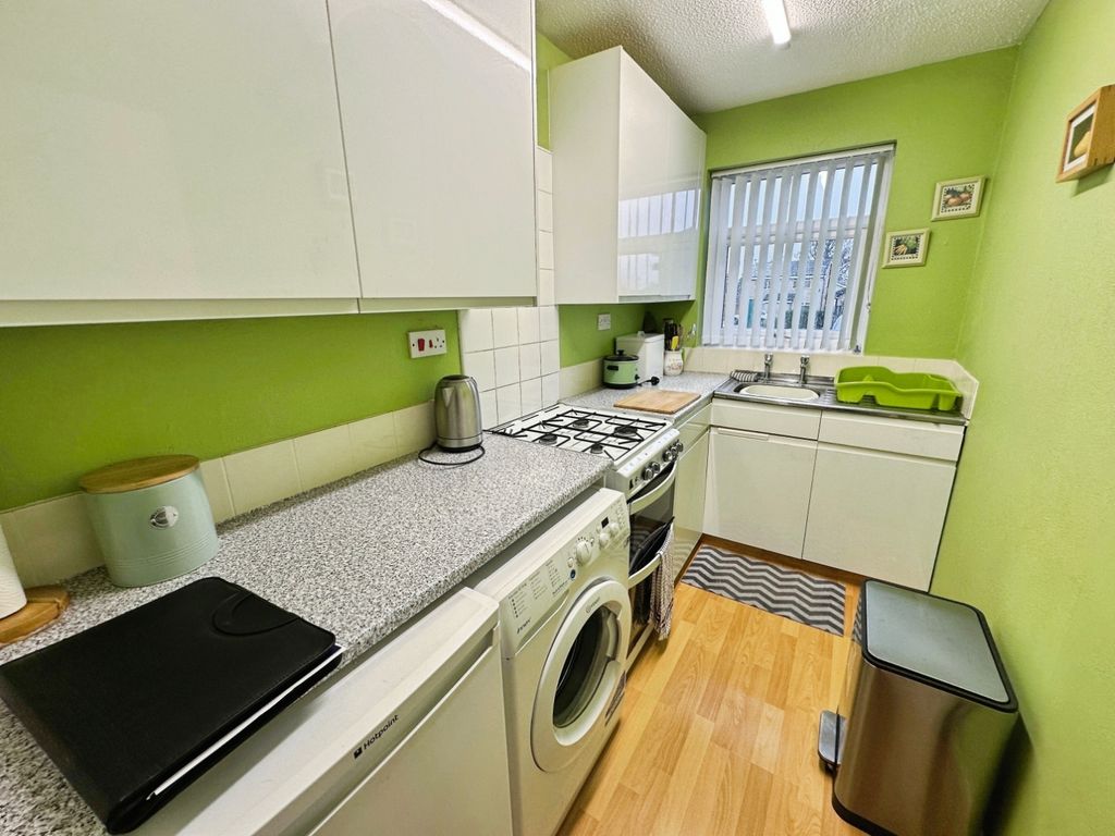 Property photo 3 of 11 Kitchen