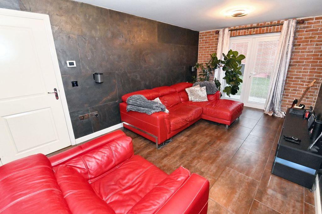 Property photo 2 of 25