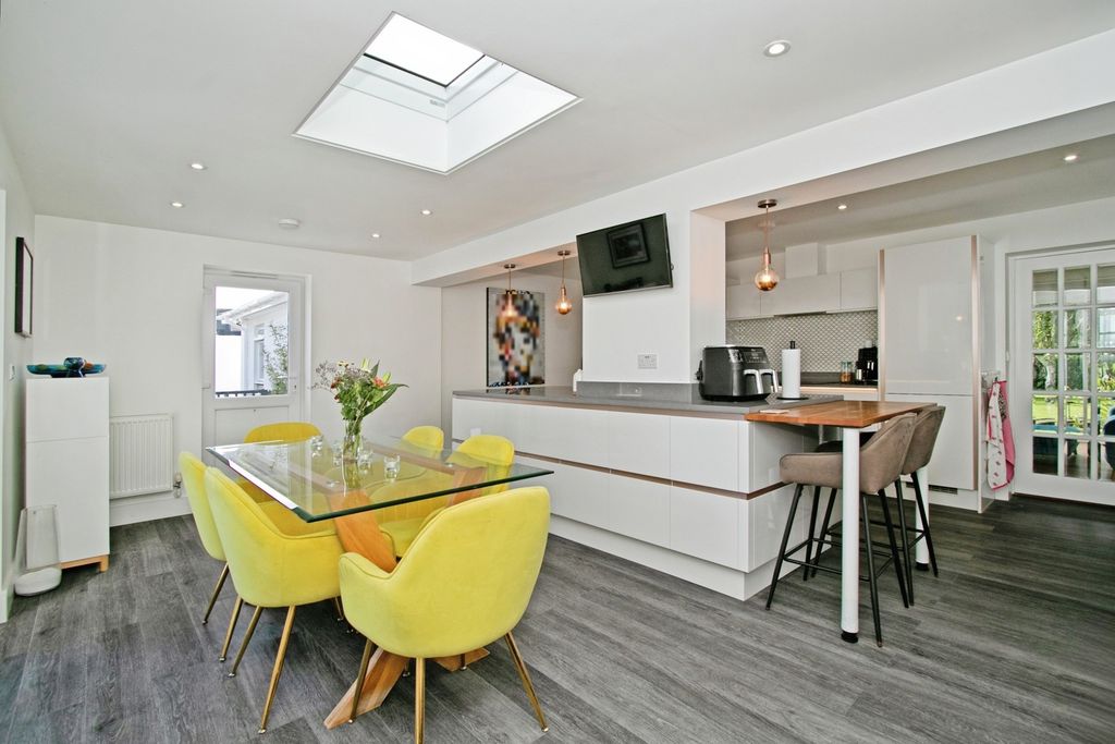 Property photo 3 of 31 Pbox-Img.Jpg
