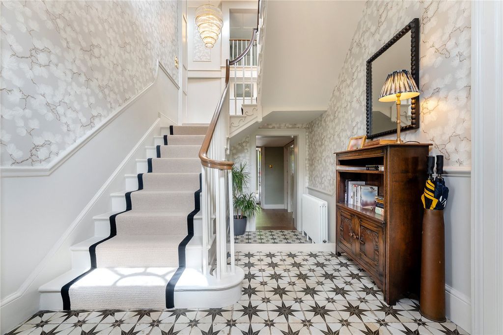 Property photo 3 of 26 Entrance Hall