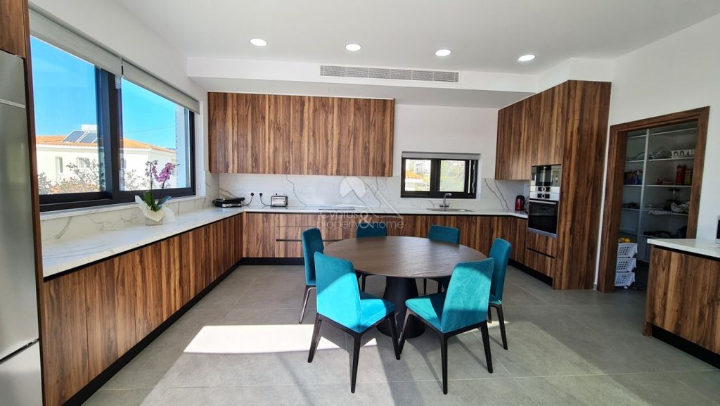 Property photo 3 of 42