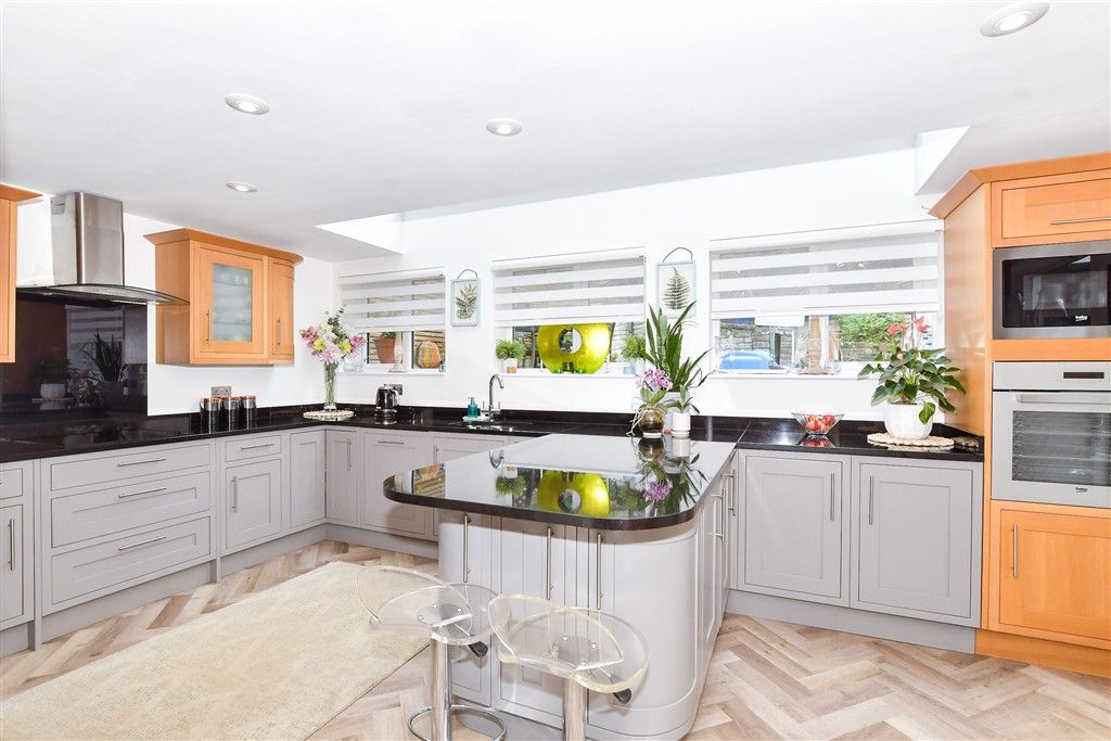 Property photo 3 of 12 Kitchen