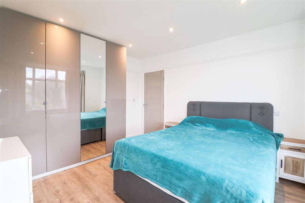 Property photo 1 of 8 Bedroom