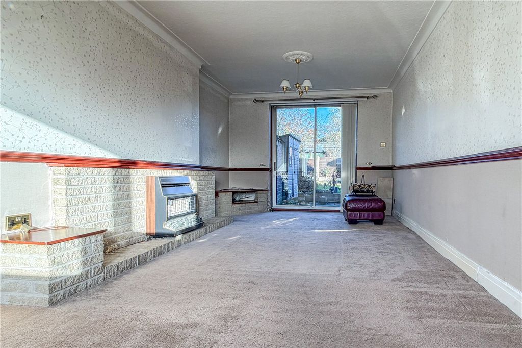 Property photo 3 of 18 Lounge