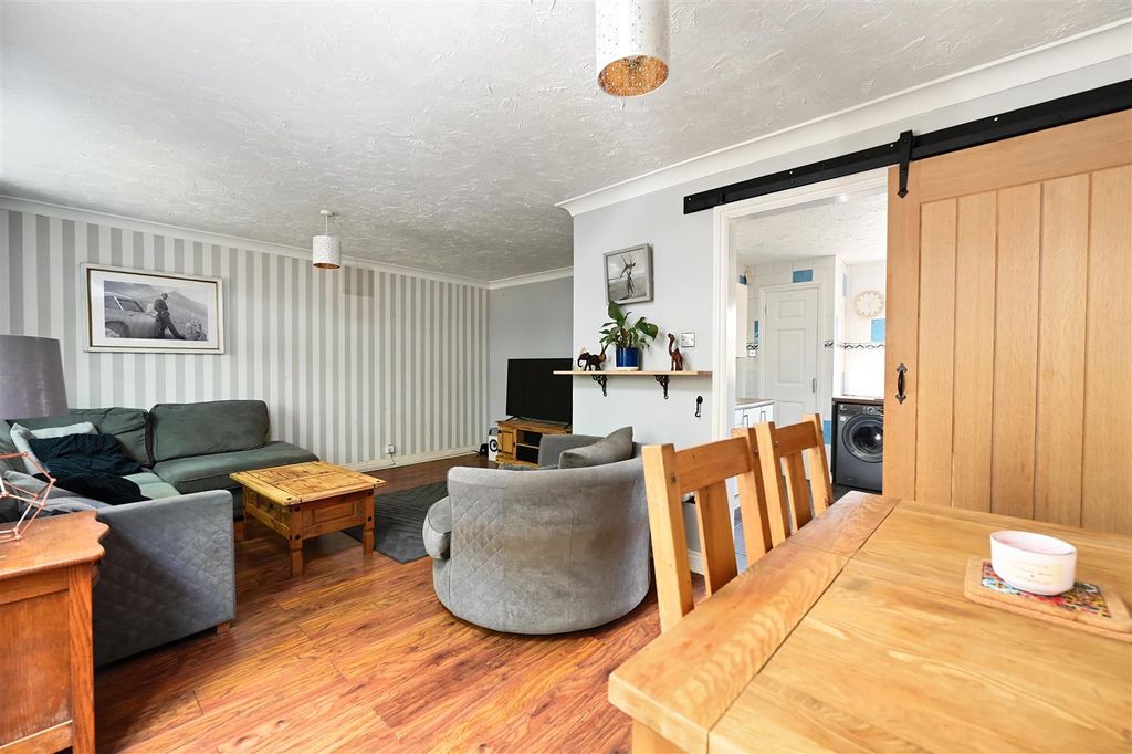 Property photo 3 of 13 Wagner Close