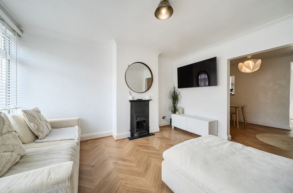 Property photo 3 of 14 Lounge3