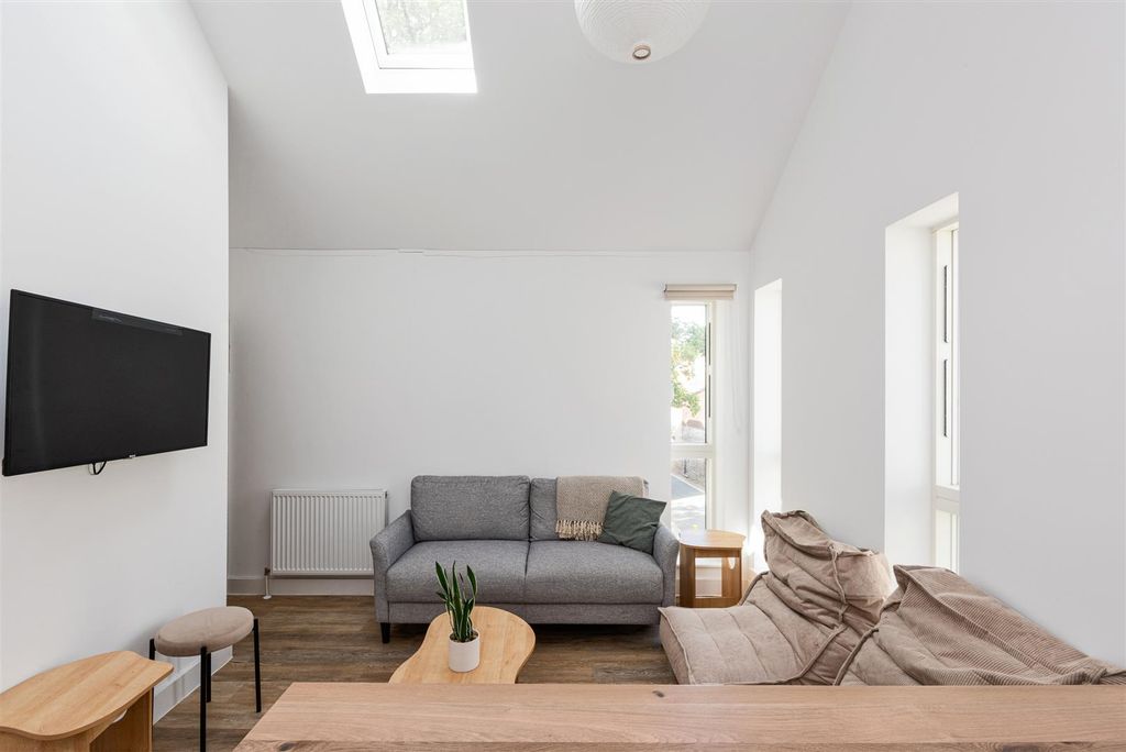 Property photo 2 of 16 85 Hampton Lane-4.Jpg