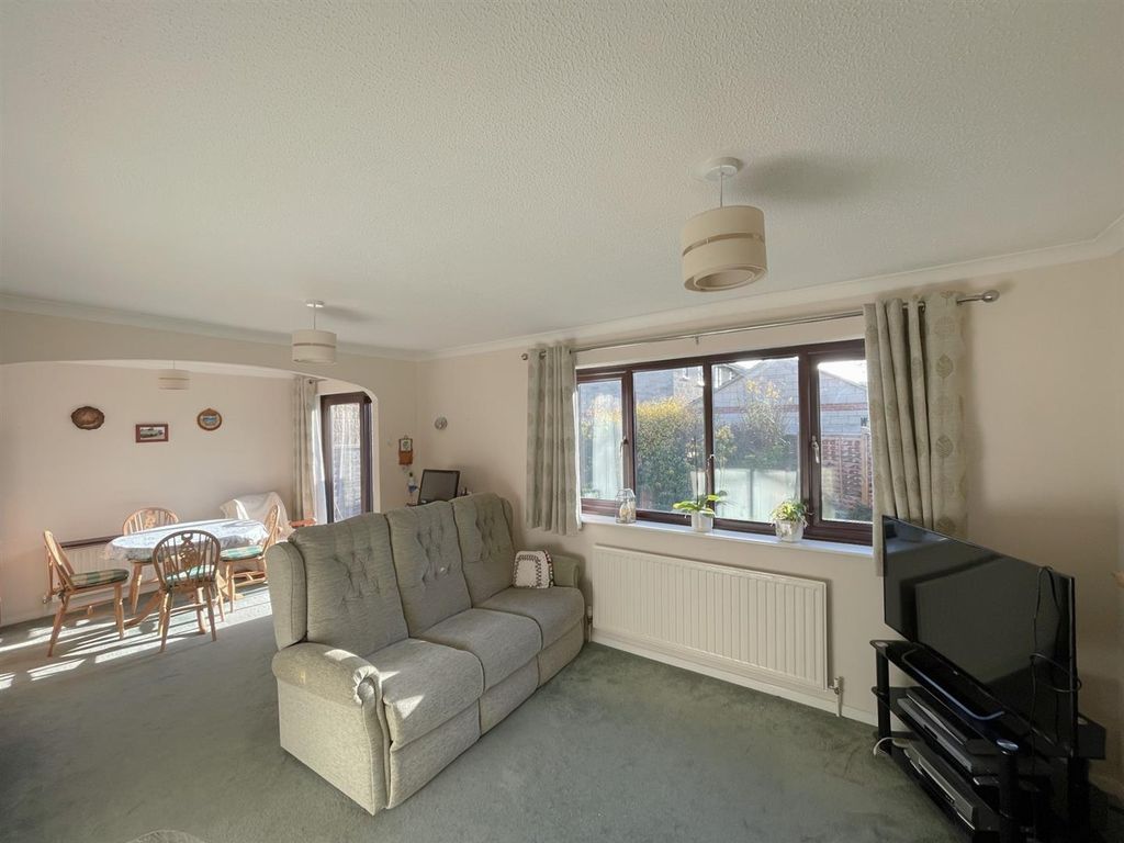 Property photo 3 of 16 Lounge