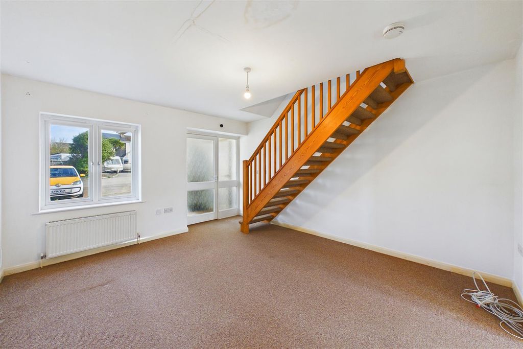 Property photo 2 of 13 Lounge