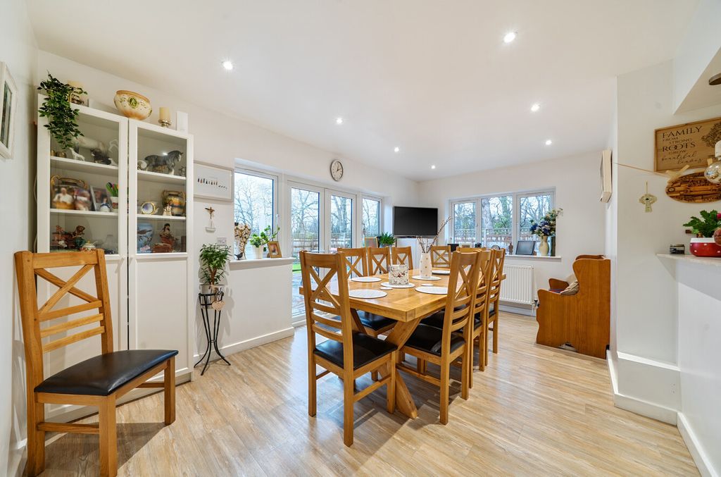 Property photo 3 of 16 1397149-8-695Fbed...