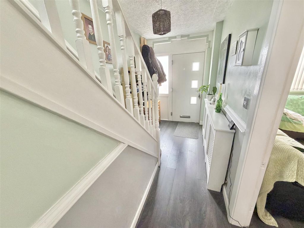 Property photo 3 of 28 Entrance Hall 2