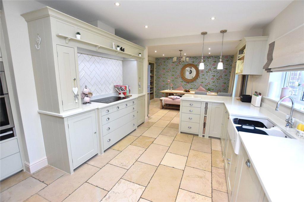 Property photo 2 of 29 Picture No. 28