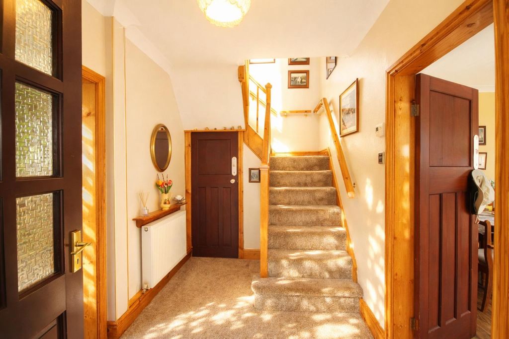 Property photo 2 of 11 Entrance Hall