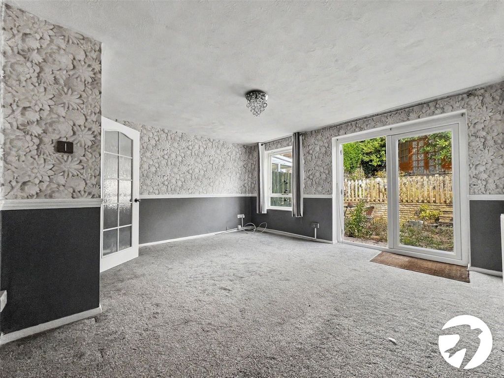 Property photo 3 of 16 Lounge