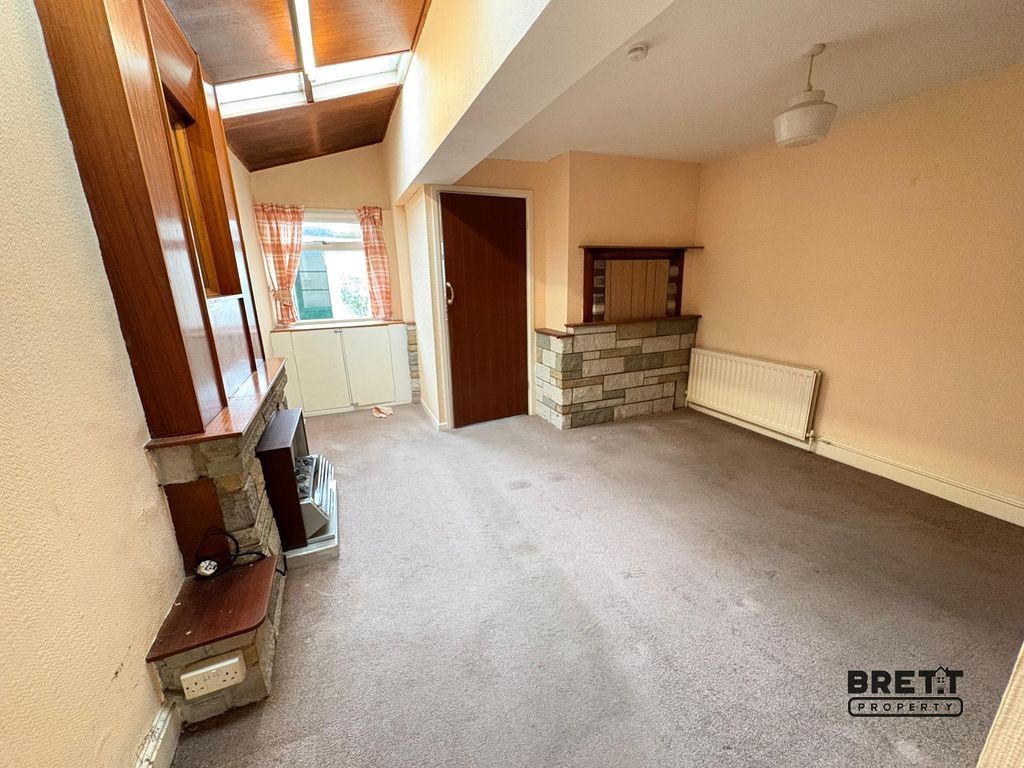 Property photo 3 of 10 Living Room