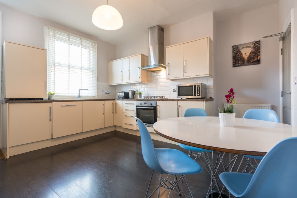 Property photo 1 of 9 25Bv Kitchen