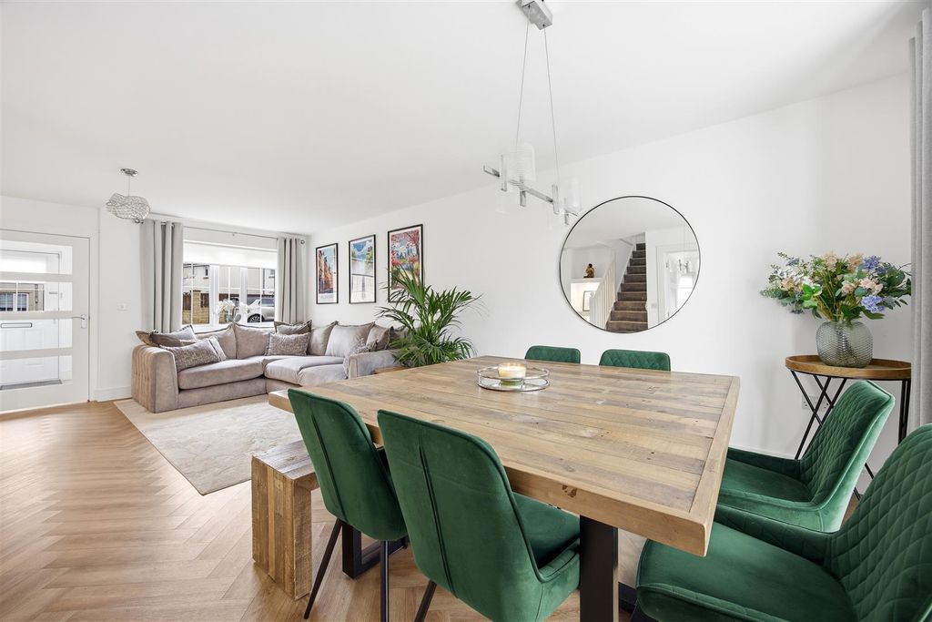 Property photo 2 of 27 6_Herron_Drive_Cumbernauld_010.Jpg