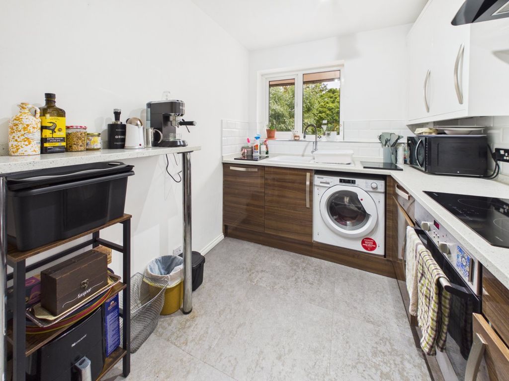 Property photo 3 of 11 Kitchen