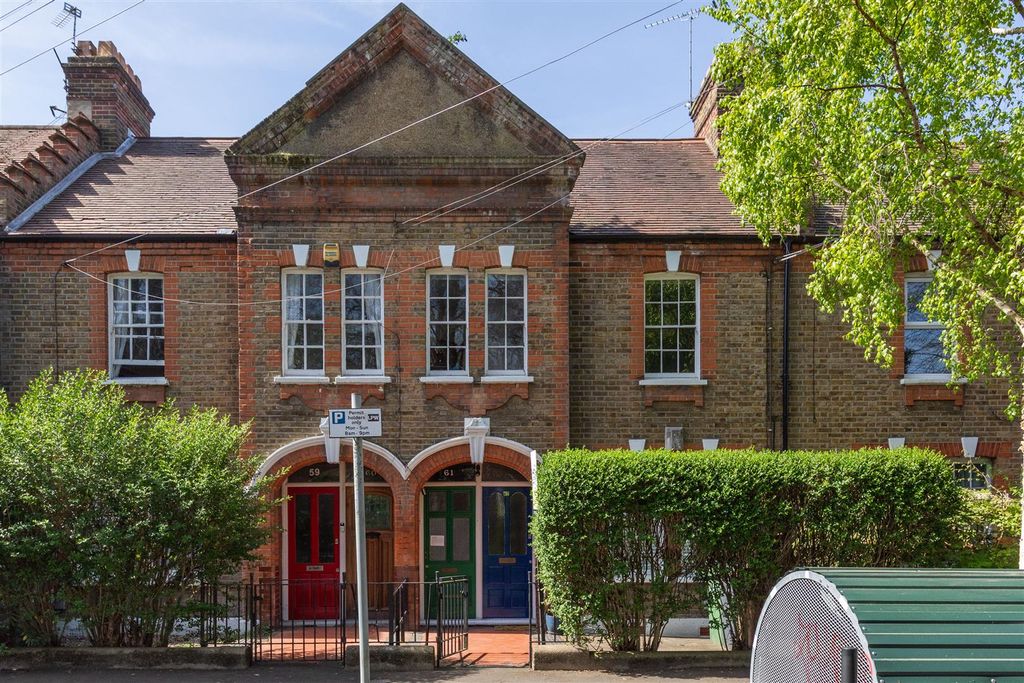 Property photo 1 of 35 Winns Terrace, E17