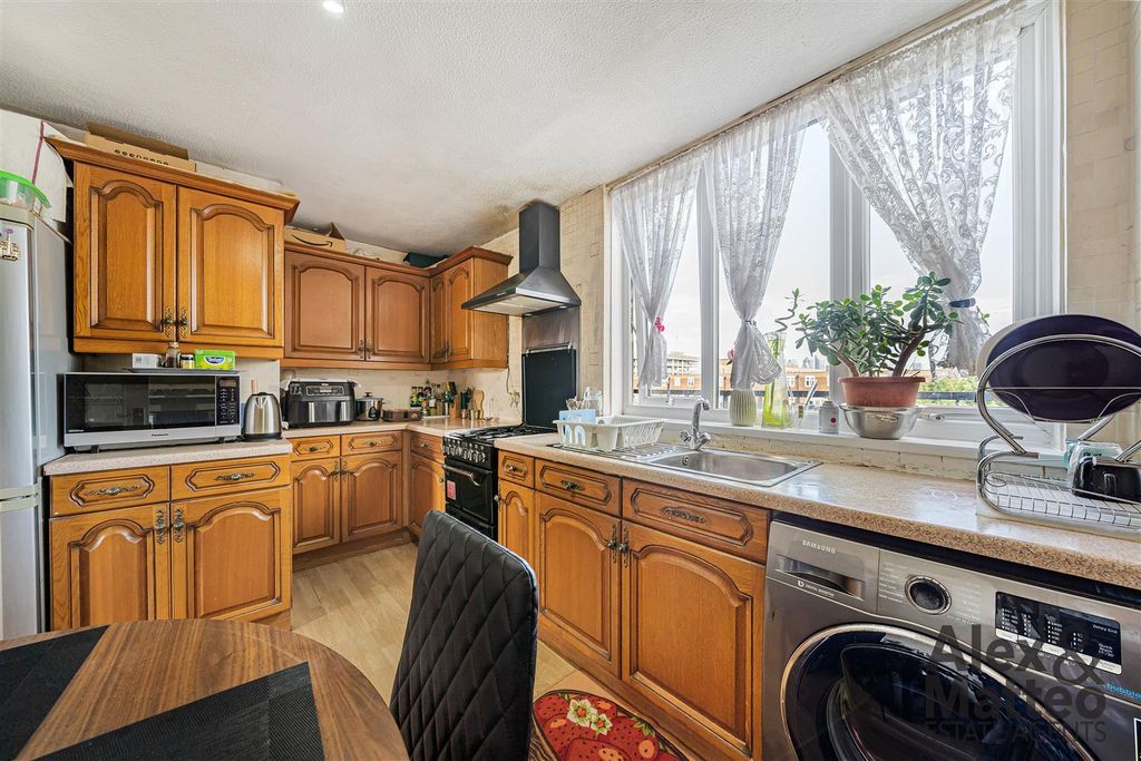 Property photo 2 of 23 Layard Square