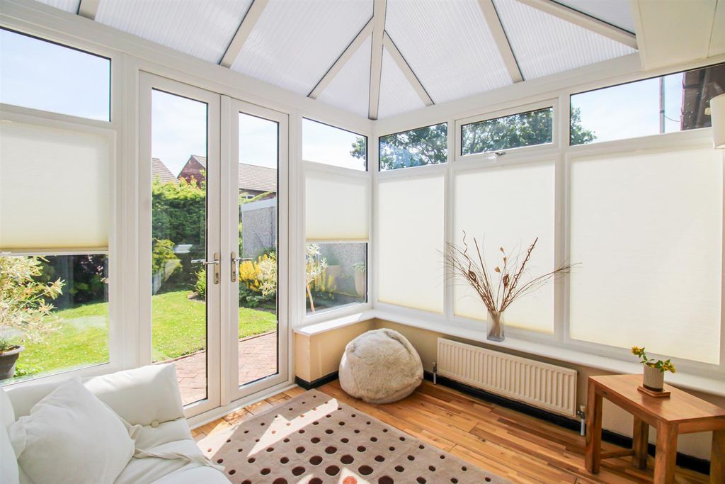 Property photo 2 of 10 Conservatory