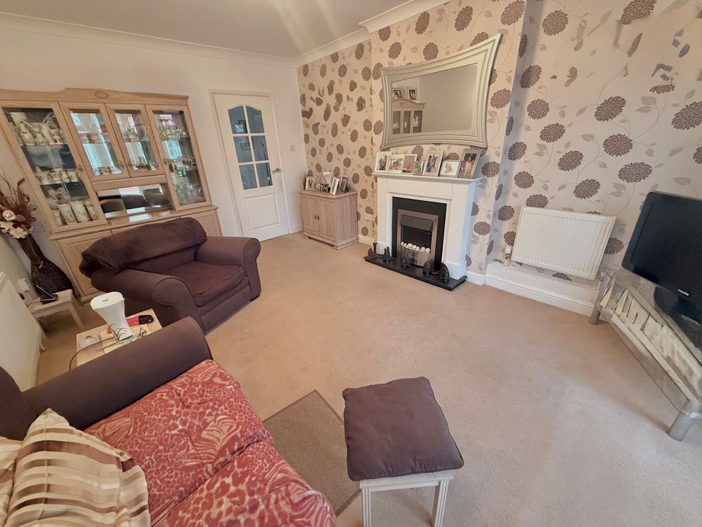 Property photo 2 of 14 6 Fircroft Lounge1