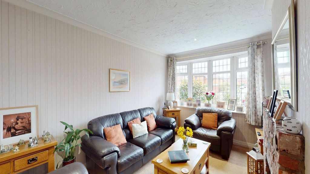 Property photo 3 of 16 Lounge