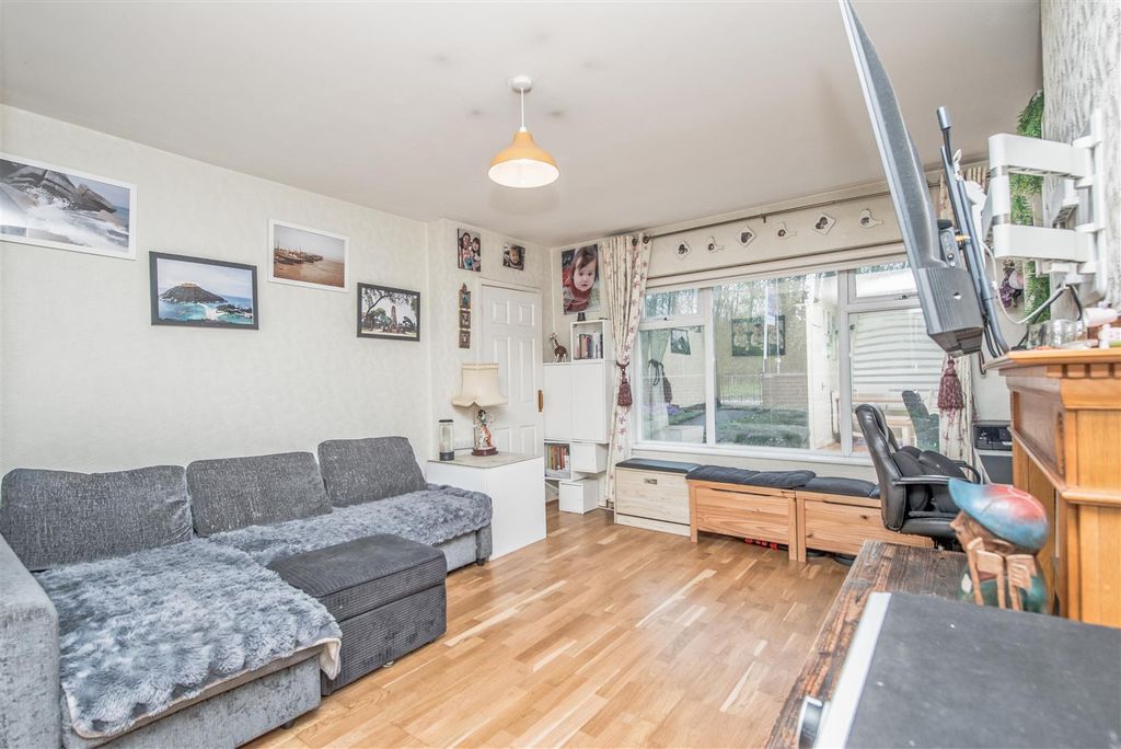 Property photo 2 of 17 Living Room / Dining Area: