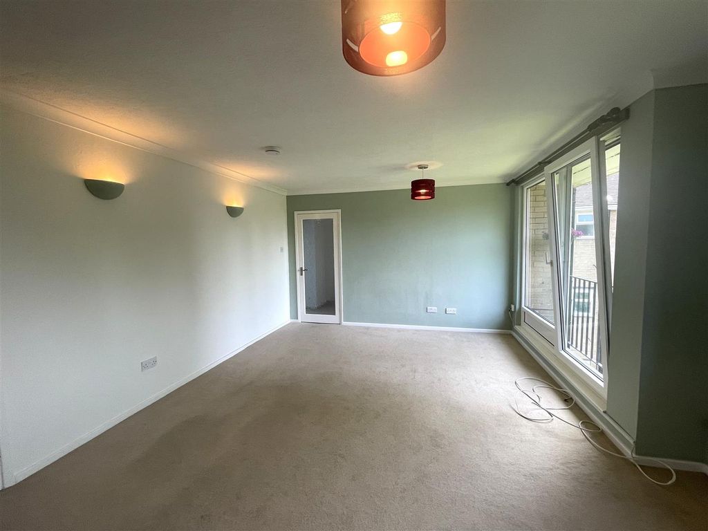 Property photo 3 of 10 Living Room .Jpg