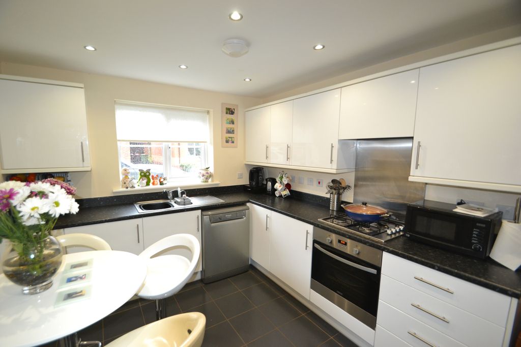 Property photo 3 of 18 Kitchen
