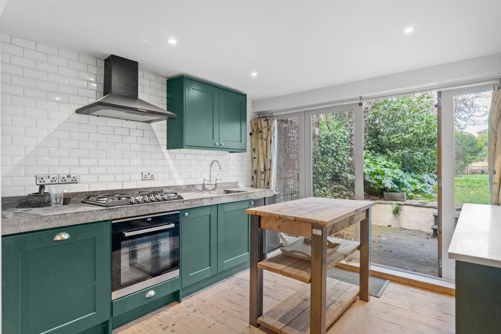 Property photo 2 of 20