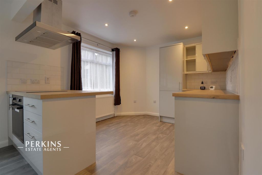 Property photo 1 of 8 Kitchen 2.Jpg