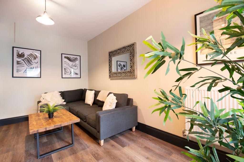 Property photo 2 of 20 Flat Q, Hosiery, Living Room 2