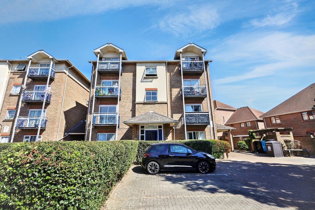 Property photo 1 of 12 10 Copland Road, Wembley Ha0 4Yh