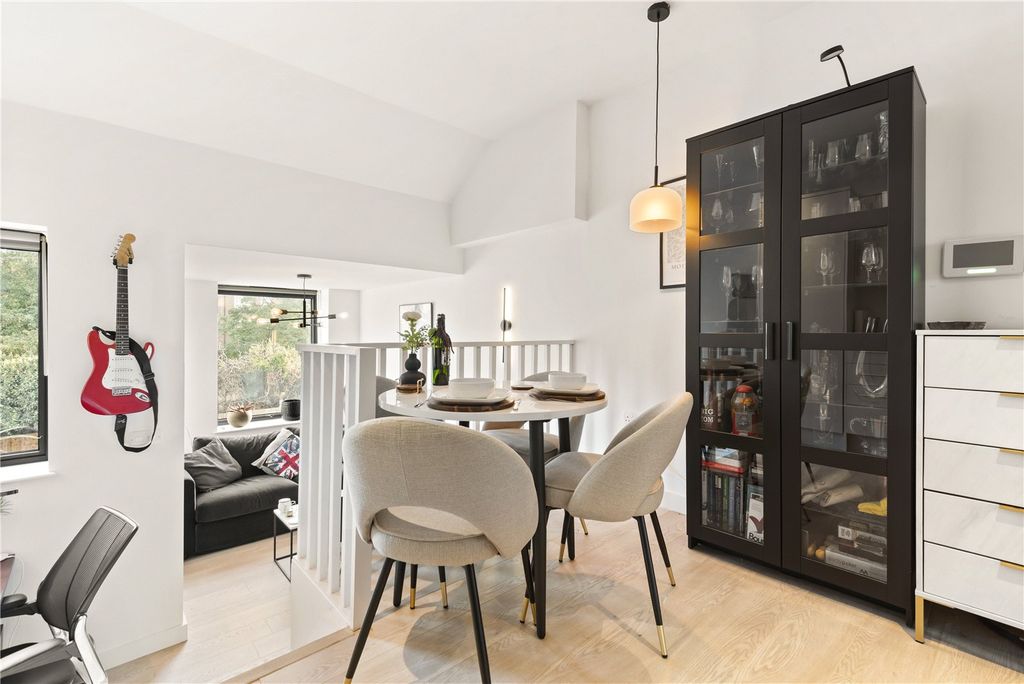 Property photo 3 of 10 Kitchen