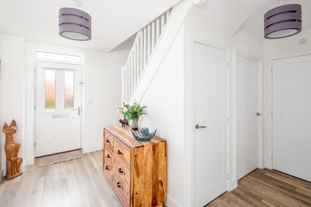 Property photo 3 of 29 Entrance Hall