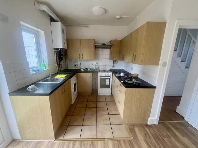Property photo 3 of 11 Kitchen