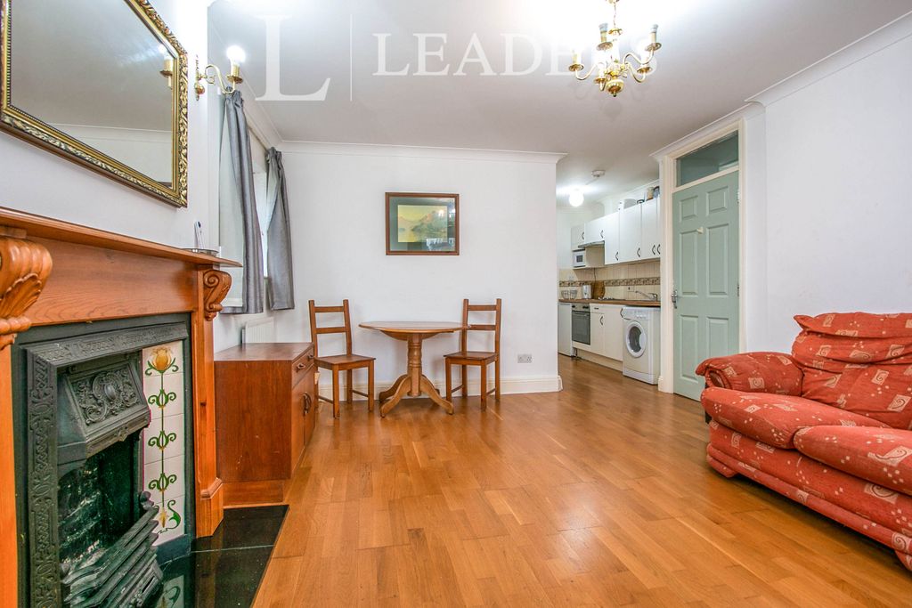 Property photo 3 of 10 Lounge