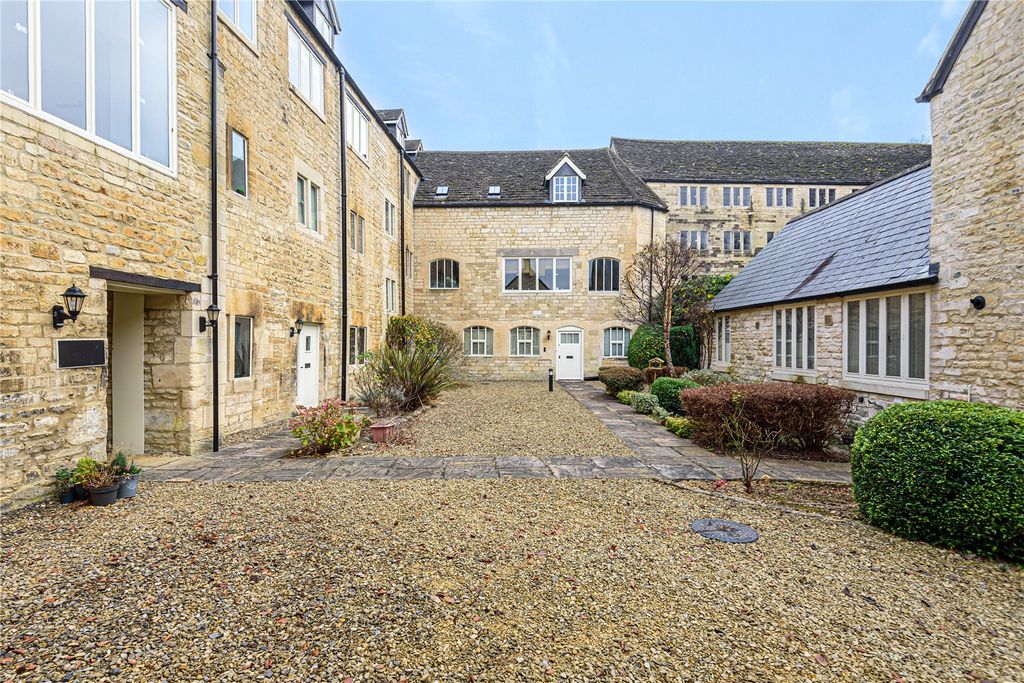 Property photo 1 of 11 Outside