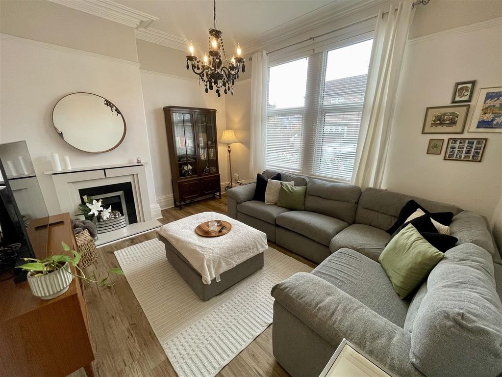 Property photo 2 of 16 Lounge