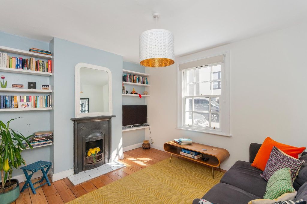 Property photo 3 of 31 3S5Ssw - Living Room C.Jpg