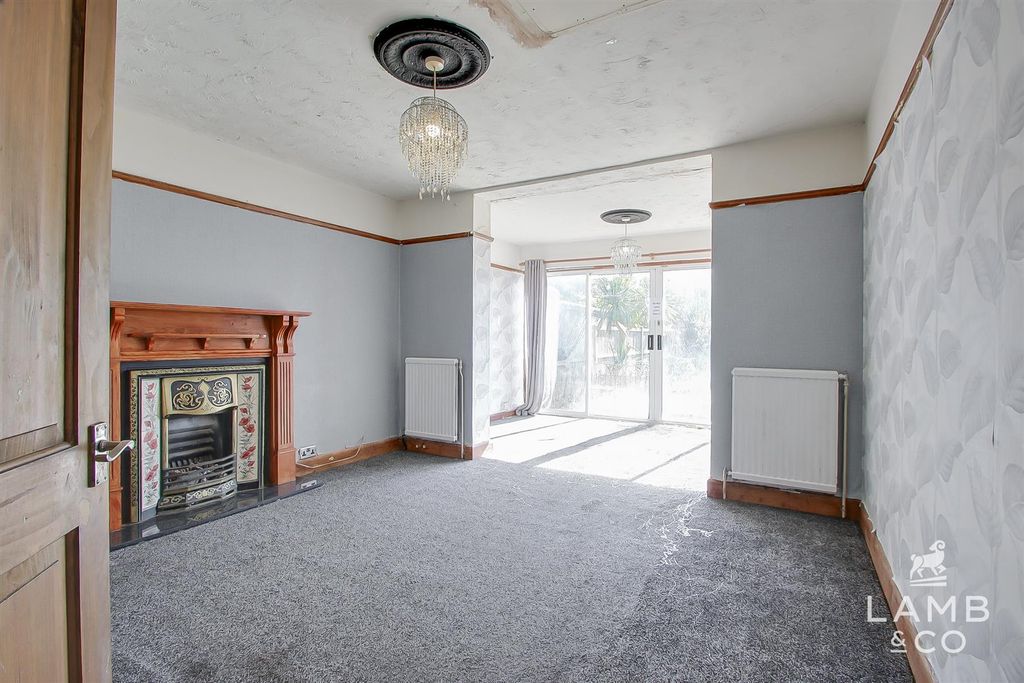 Property photo 2 of 19 Sitting/Dining Room