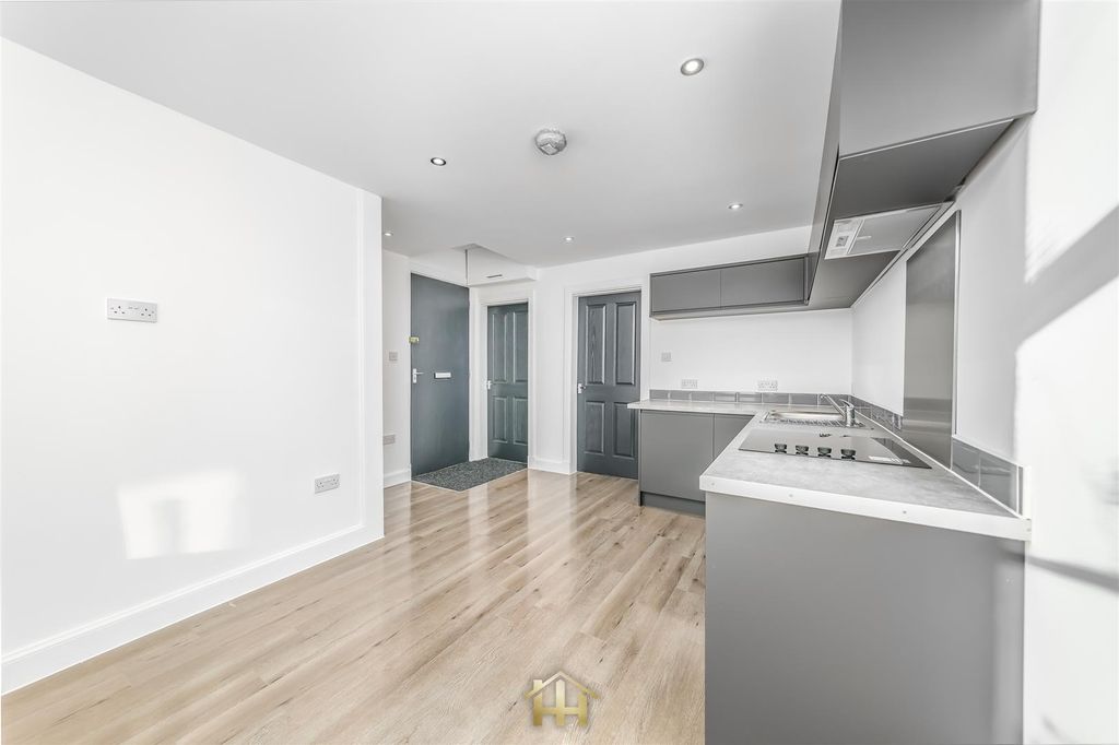 Property photo 2 of 11 33 Park Ave 191125 Edit (19 Of 23).Jpg